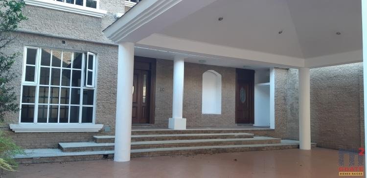 Casa de 559 m2 de construcción en Renta, Zona 13