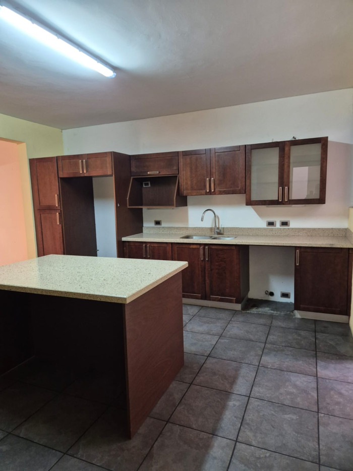 VENDO LUJOSA PROPIEDAD EN ZONA 16 HACIENDA REAL