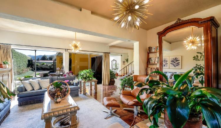 Bella Casa en Venta Fuera de Residencial.