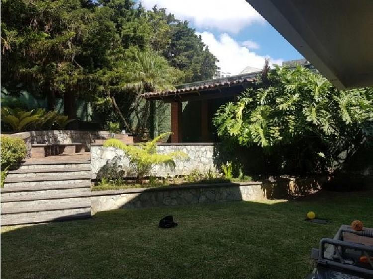 Amplia y linda casa en venta, zona 15 VHII