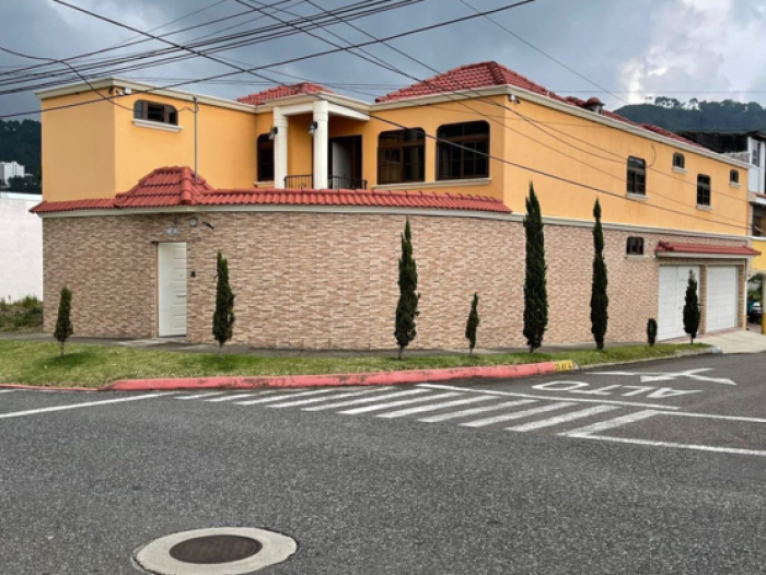CASA AMPLIA RESIDENCIAL ZONA 16 