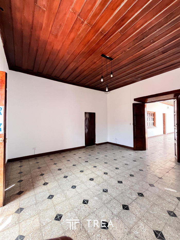 Casa con Uso de Suelo Comercial en Venta en Santa Tecla