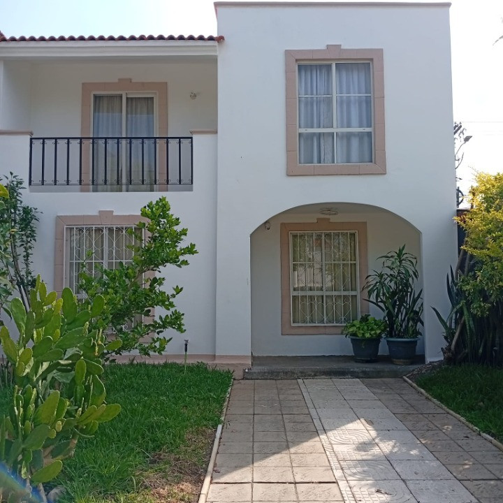 Casa en Renta en Alamedas de Villa Flores. 