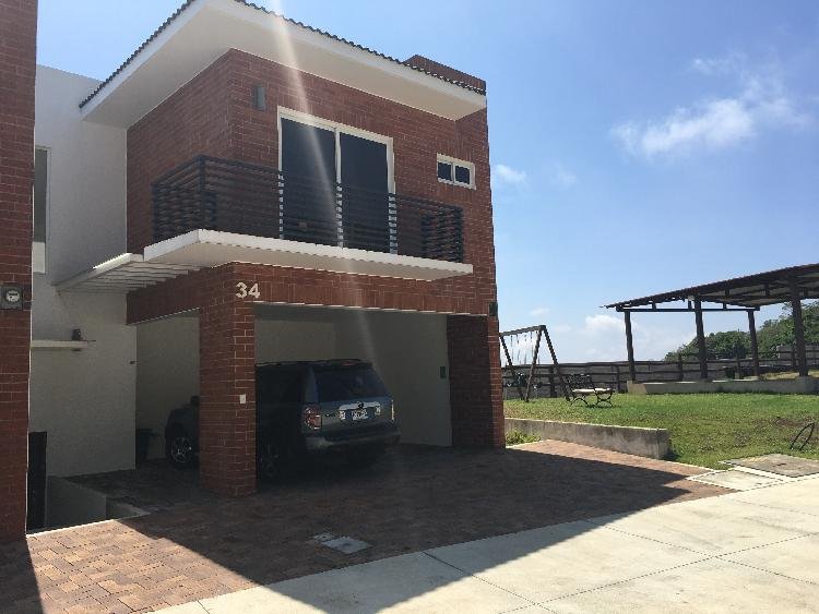 Linda Casa en Venta 4 Dormitorios c/u baño km. 19 CAES