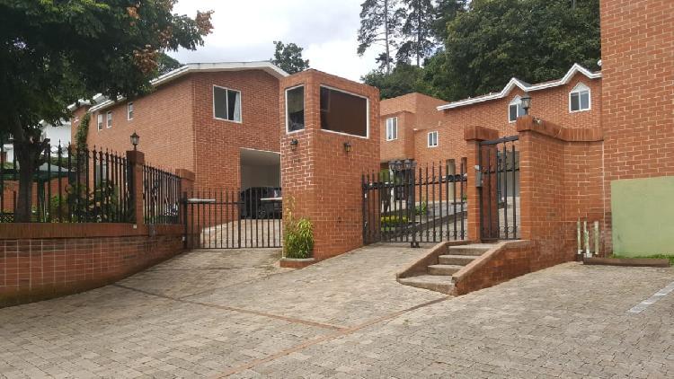 Venta de amplia casa en Rotondas de Kanajuyú zona 16.