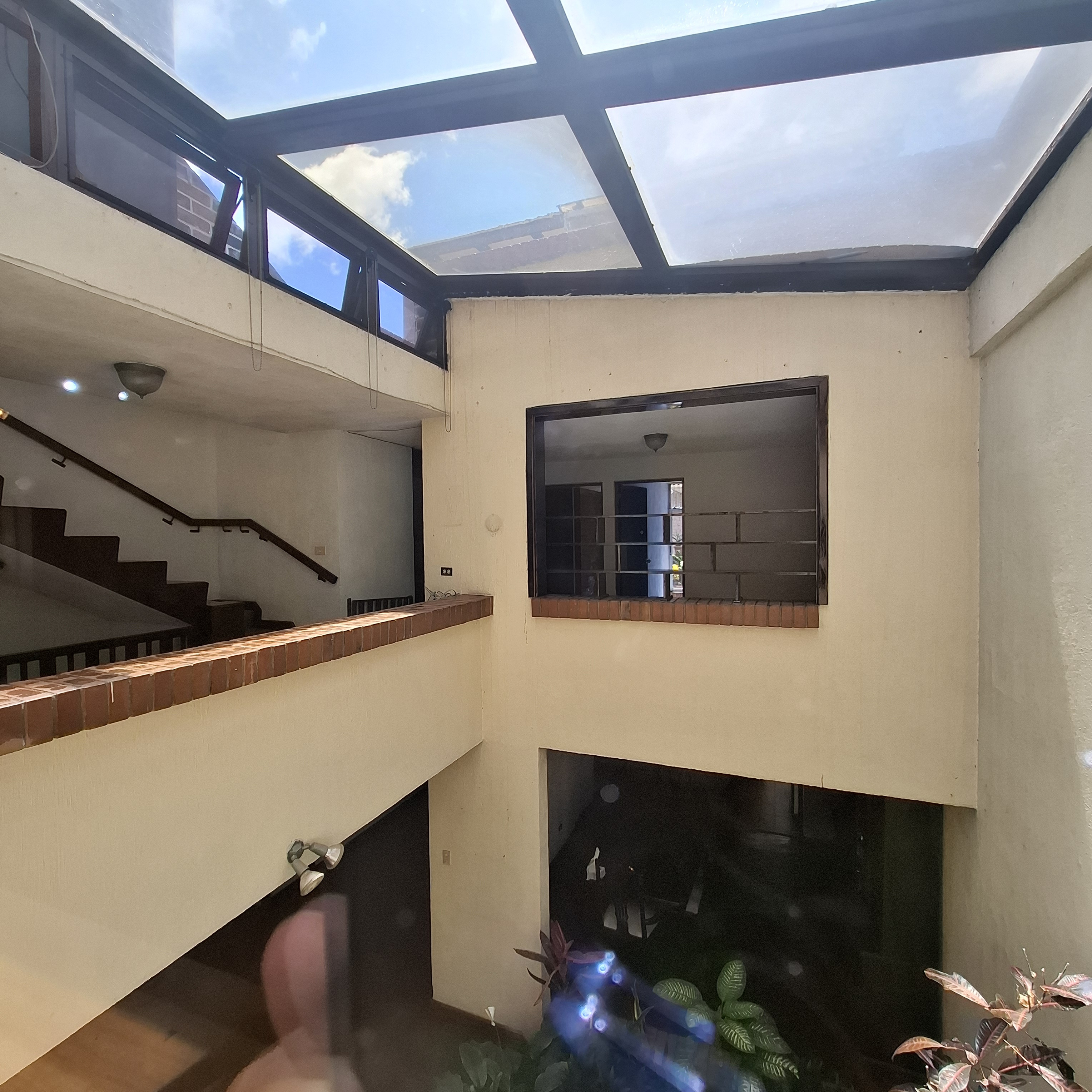 Casa en renta en zona 10 Bulevar Los Próceres - Image 1