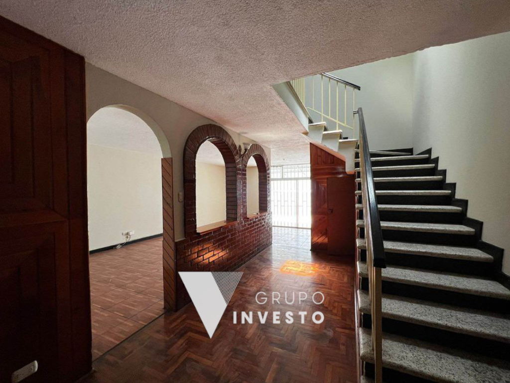 NO DISPONIBLE. Venta de casa fuera de garita en zona 14