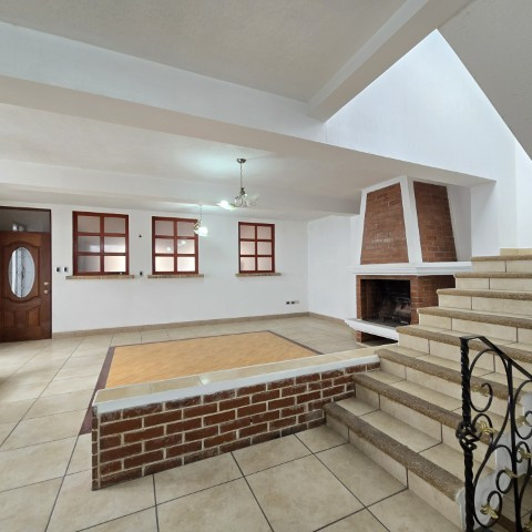 Casa grade en Venta Las Hojarascas Zona 1 de Mixco