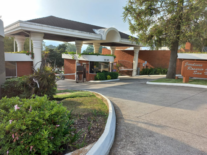 Venta de amplia casa en Jardines del Rosario, zona 16