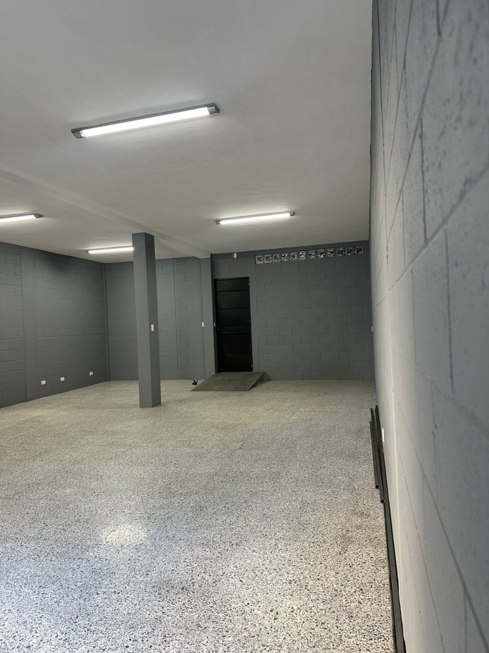 Ofibodega en Renta sobre Calz. Aguilar Batres zona 12