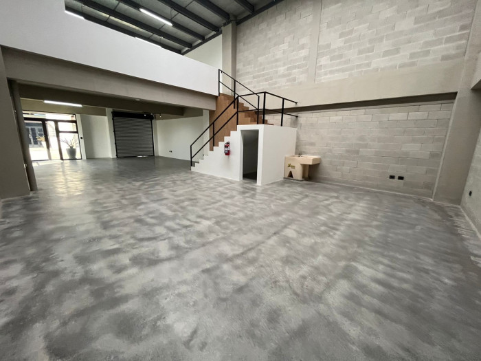 Venta de ofibodega en El Naranjo para inversionista