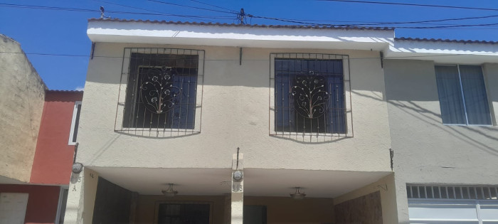 Casa en renta zona 10 de Mixco