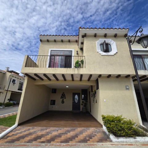 Casa en Venta Quintas Los Encinos Zona 7 de Mixco