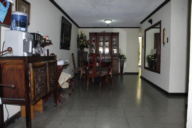 Casa en venta en zona 4 de Mixco, ubicación céntrica