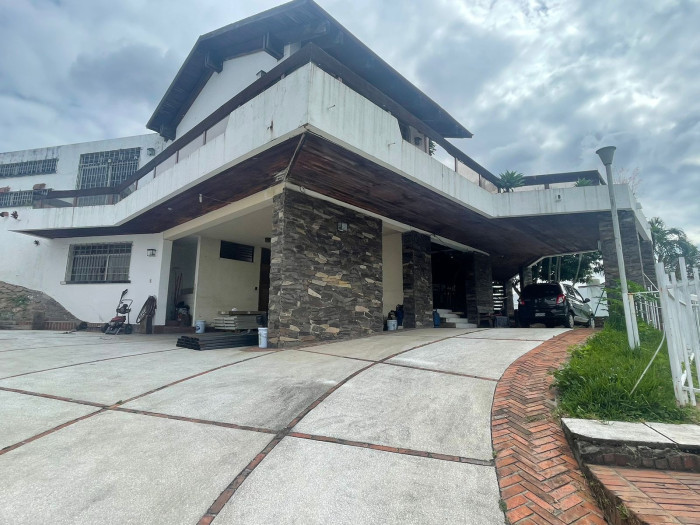 Casa en venta carretera al Mayan Golf Club Villa Nueva