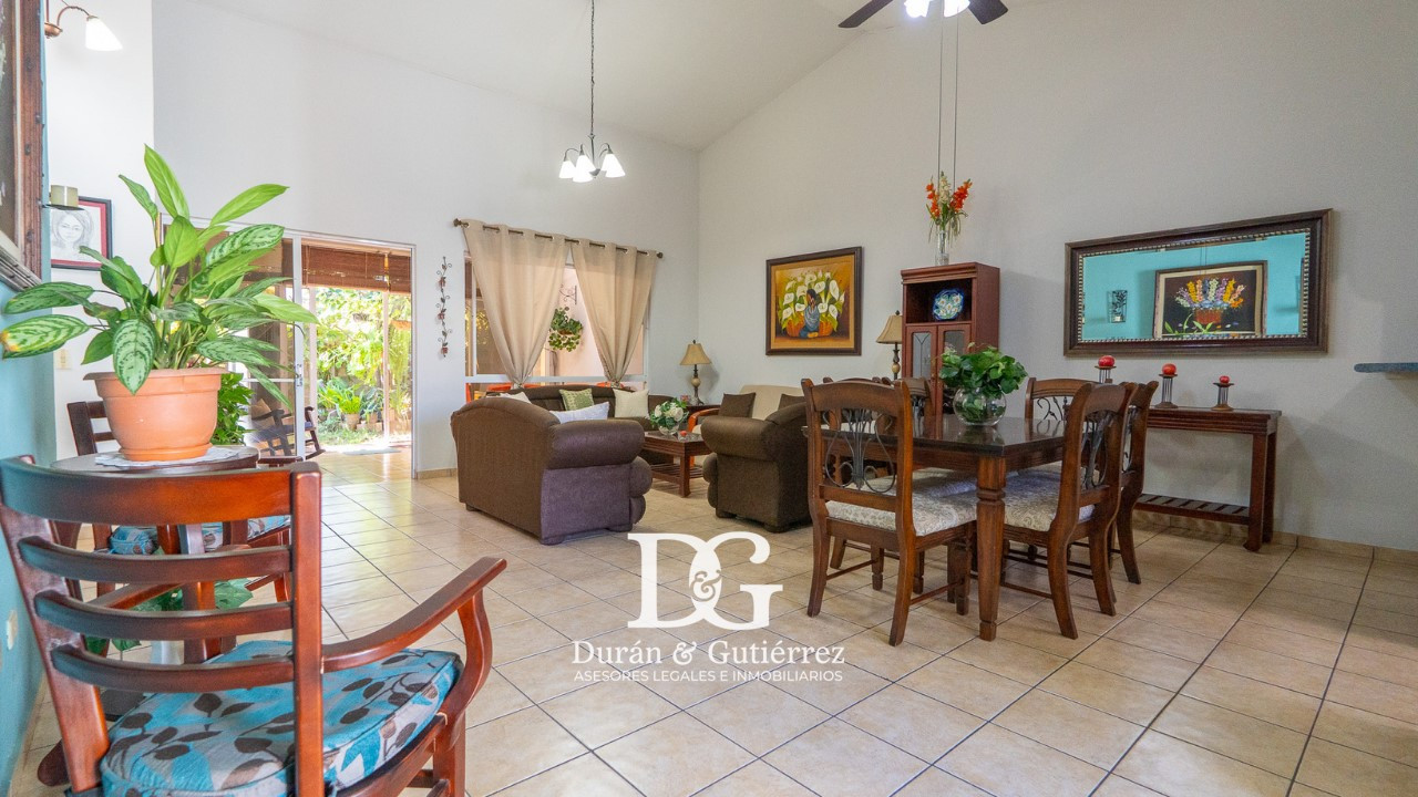 VENDO CASA EN BOSQUES DE LOURDES 