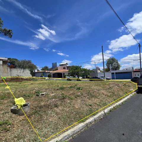 Terreno de Esquina en Venta Pinares de San Cristóbal - Image 1