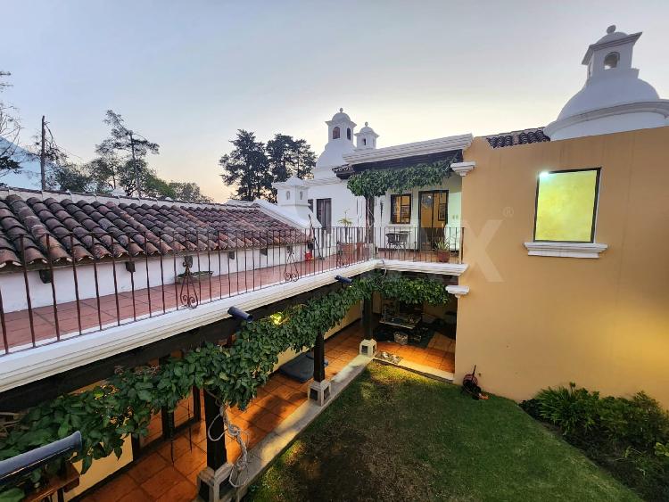 HERMOSA CASA DE ESQUINA EN VENTA EN CASTILLA DE BELEN