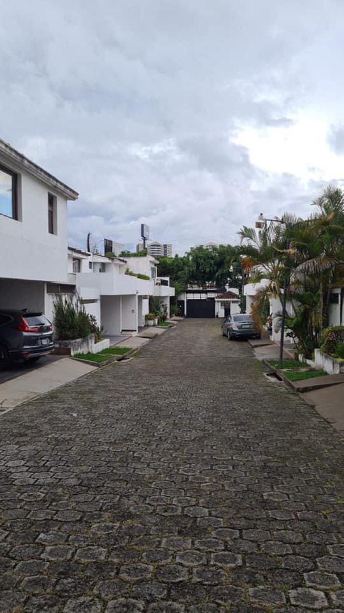 CASA AMPLIA ZONA 10