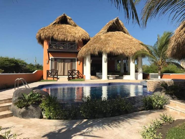 Venta de lindo chalet a orilla del mar, Monterrico.