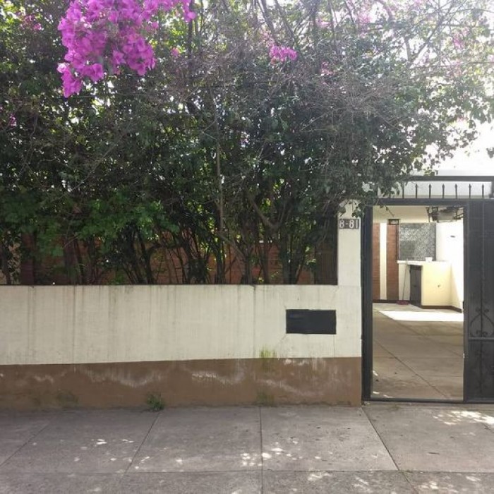 Venta de casa fuera de garita, Las Charcas, zona 11.