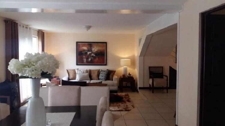 Venta de casa fuera de garita en Las Charcas, zona 11.