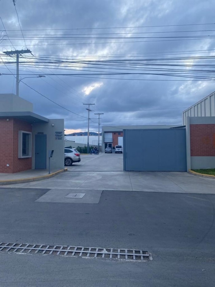 Renta de ofibodega en El Naranjo, zona 4 de Mixco.
