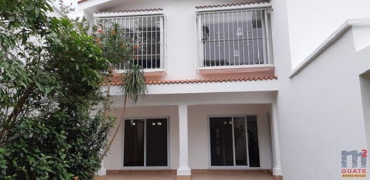 Casa de 300 m2 de construcción en Renta, Zona 14