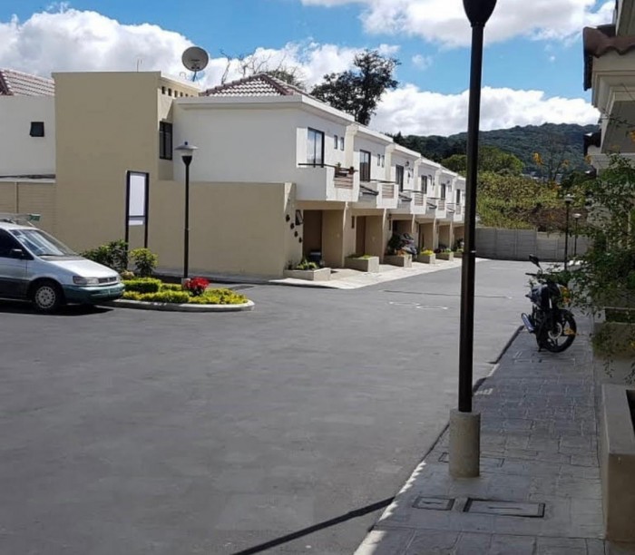 Venta de casa en Vistas del Naranjo, zona 4 de Mixco. 