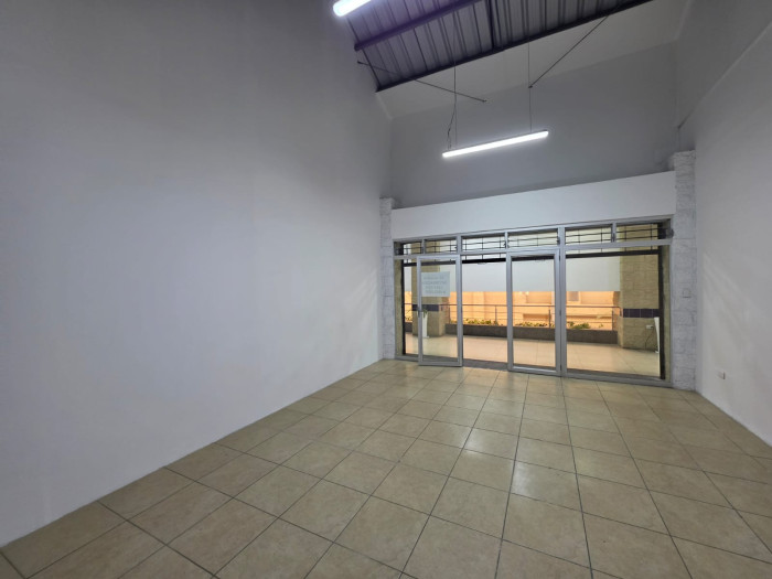 Local en renta en plaza en San Cristobal Mixco - Image 1