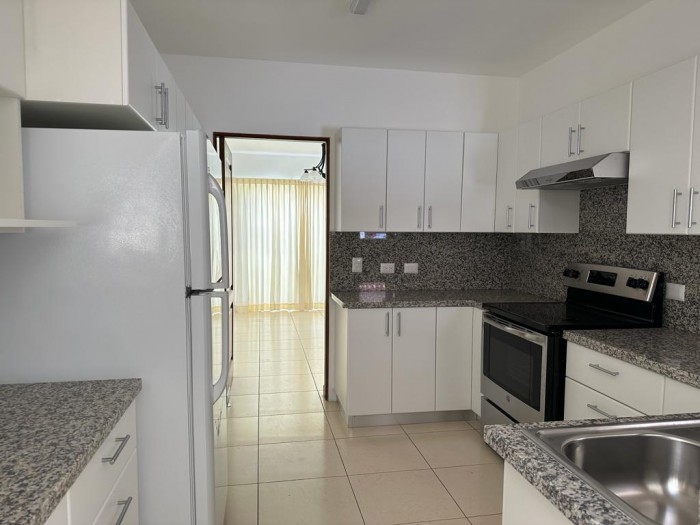 Plus Real Estate renta casa en zona 10