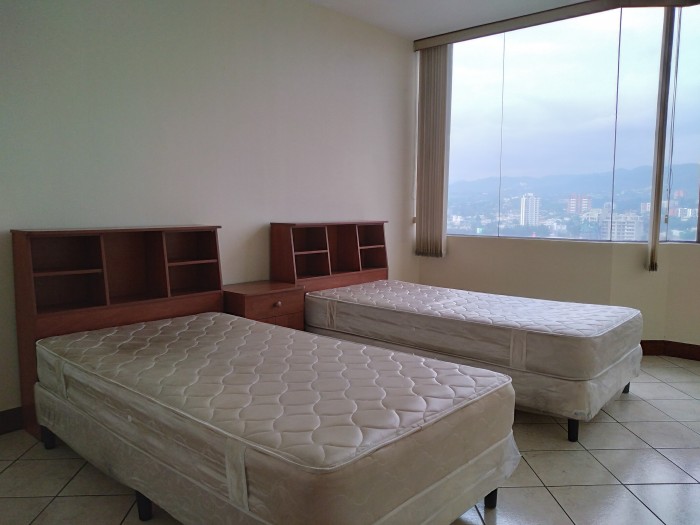 Apartamento en renta en sector exclusivo zona 10. - Image 2