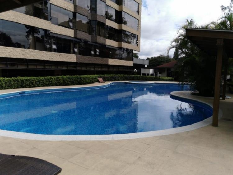 Rento amplio apartamento en exclusivo sector de zona 10 — foto 11