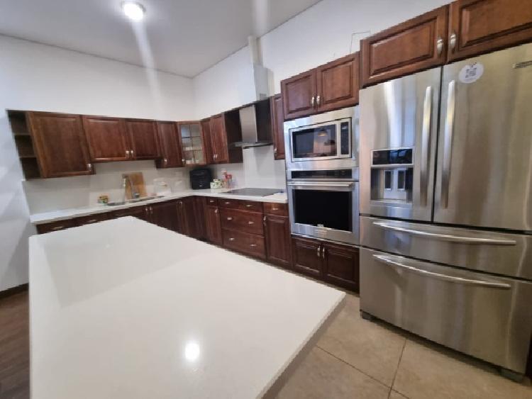 Apartamento en renta en edificio Ramblas de Cayala #205