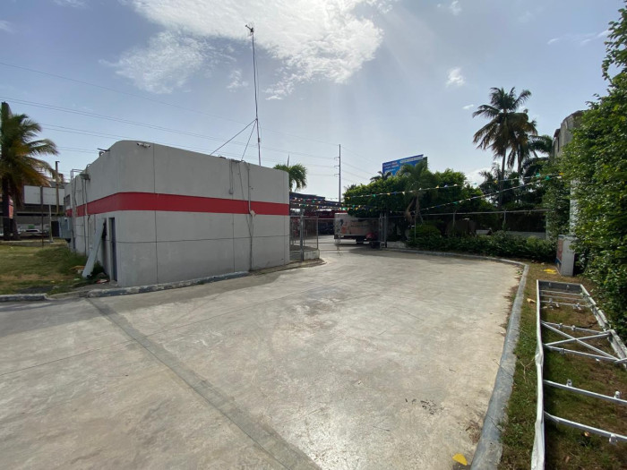 Local comercial en alquiler en la Autopista Duarte. - 6