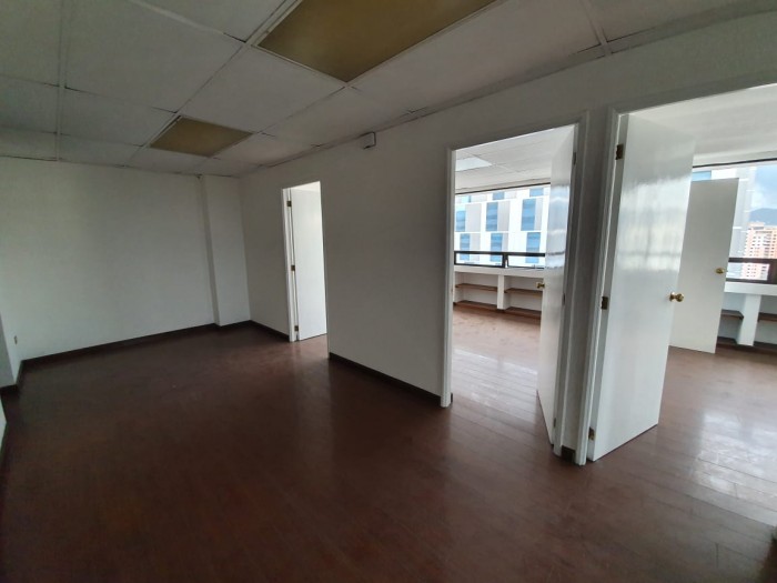 Plus Real Estate renta oficina en zona 10 — foto 3