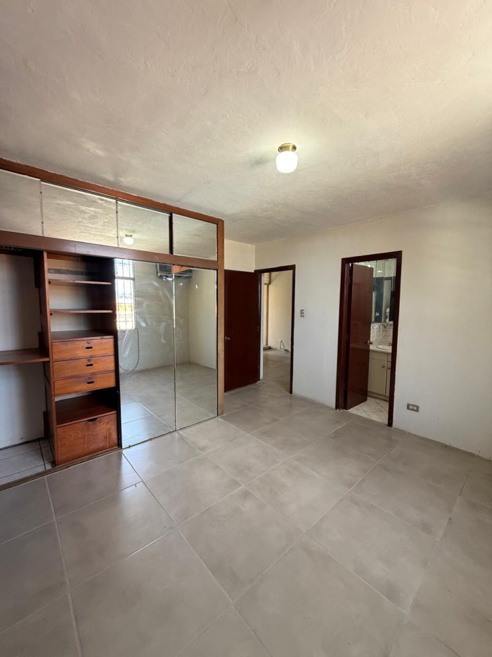 Casa sobre vía principal en Venta en Lourdes Zona 17 - Miniatura 12