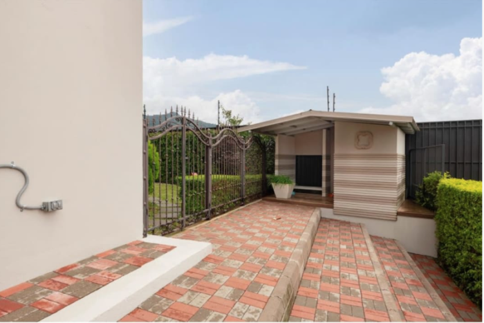 Casa de Lujo en Condominio Roble Sabana - 2