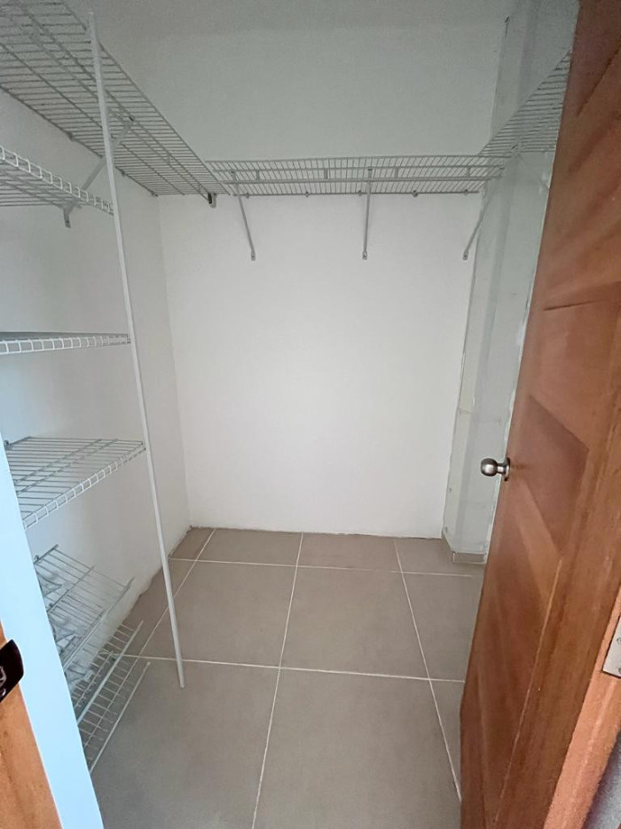 Apartamento con Linea Blanca en Evaristo Morales D.N - 9