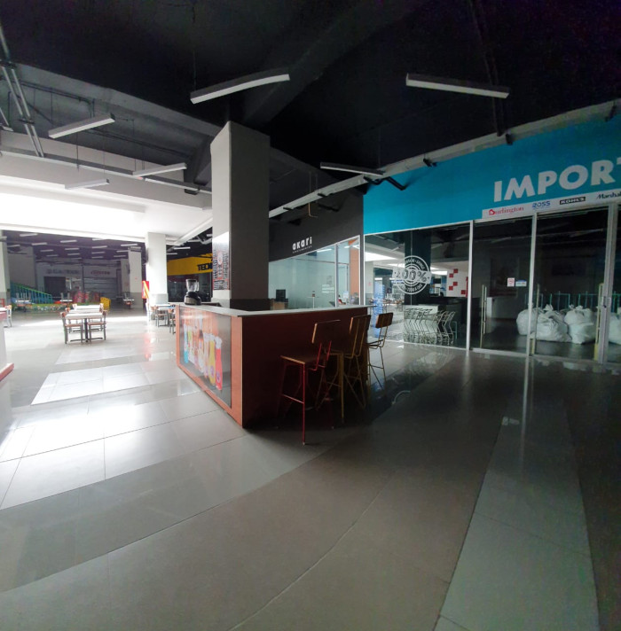 Renta local comercial en zona 7 Calzada San Juan - Image 4