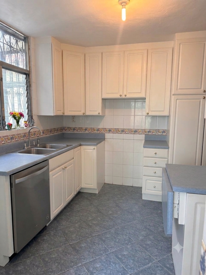 Casa sobre vía principal en Venta en Lourdes Zona 17 - Miniatura 8