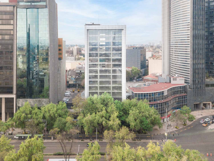 Oficinas en obra gris sobre paseo de la Reforma — foto 3