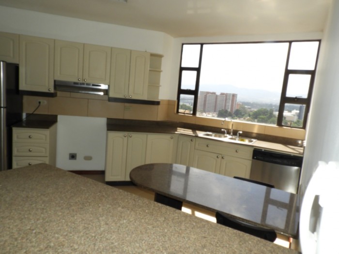 Rento amplio apartamento en edificio de zona 14 — foto 2