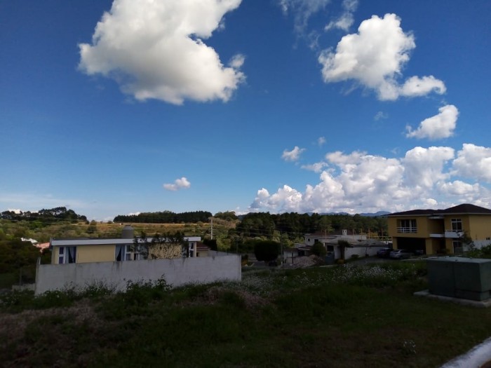 Venta Amplia y exclusiva casa en Santa Catarina Pinula - Image 1