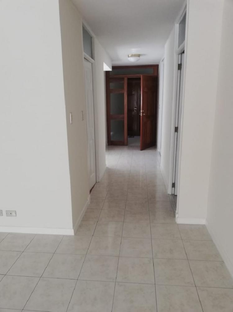 Rento cómodo apartamento en zona 10