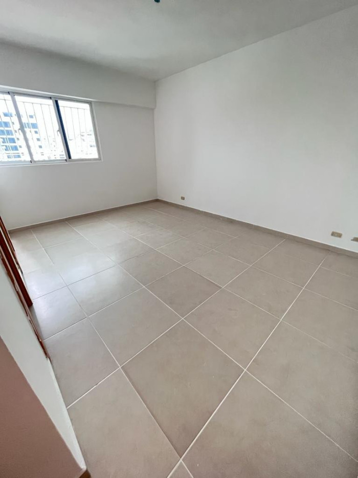 Apartamento con Linea Blanca en Evaristo Morales D.N - 4