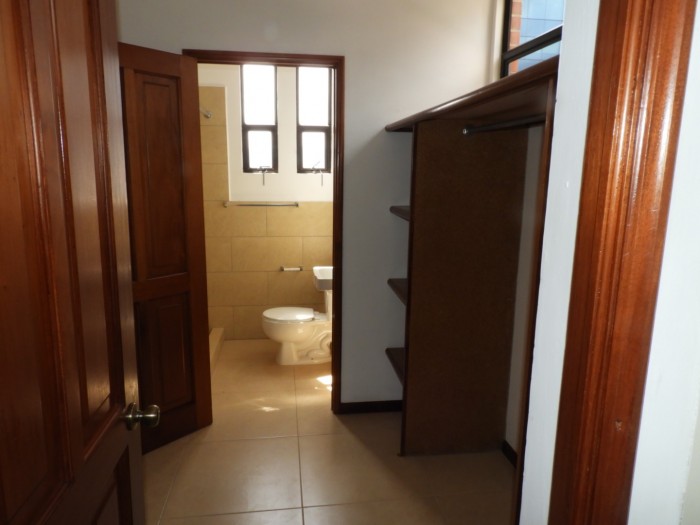 Rento amplio apartamento en edificio de zona 14 — foto 4