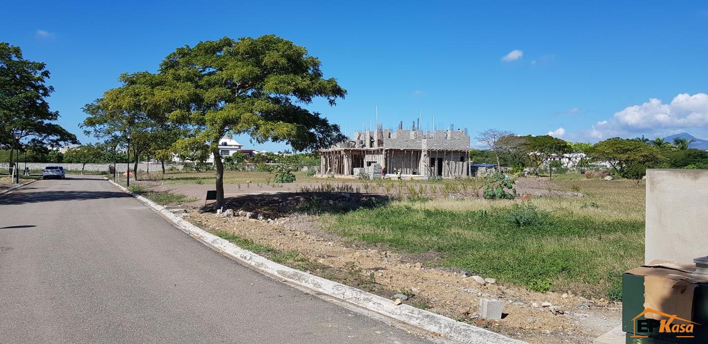 Venta de solares en los Altos de los Samanes, Santiago
