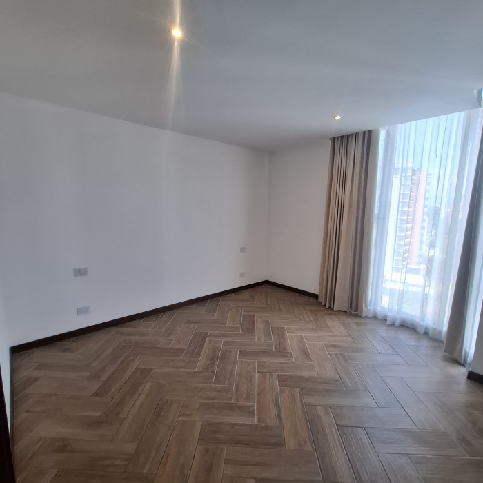 En Renta Apartamento zona 10 de 3 habitaciones - Miniatura 7