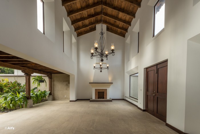 VENTA Hermosa y Lujosa Casa Estilo Colonial - Image 3